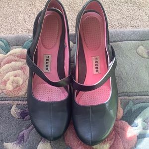 Ladies Shoes-TSUBO size 8 -black